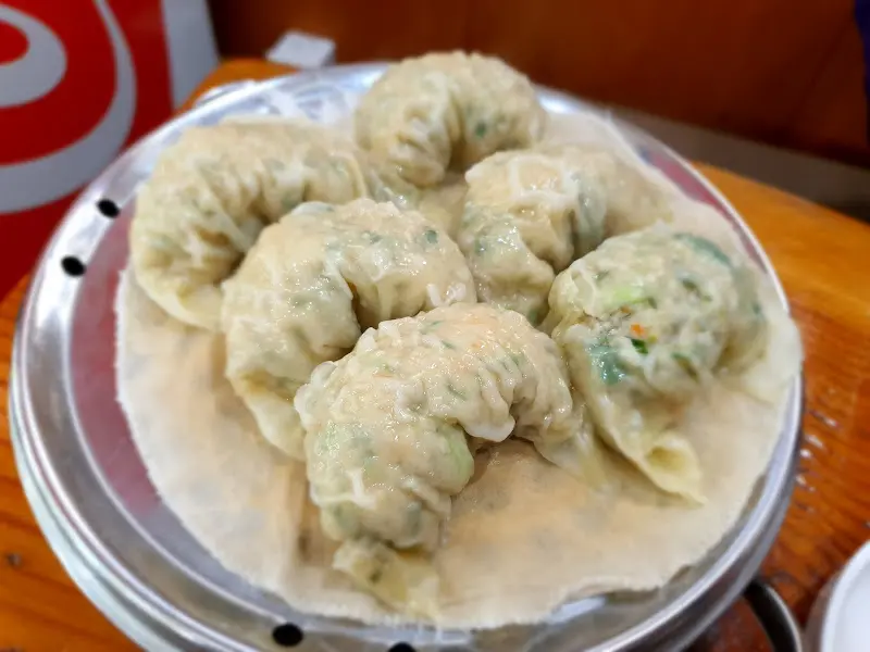 윤기가 자르르 흐르는 손만두