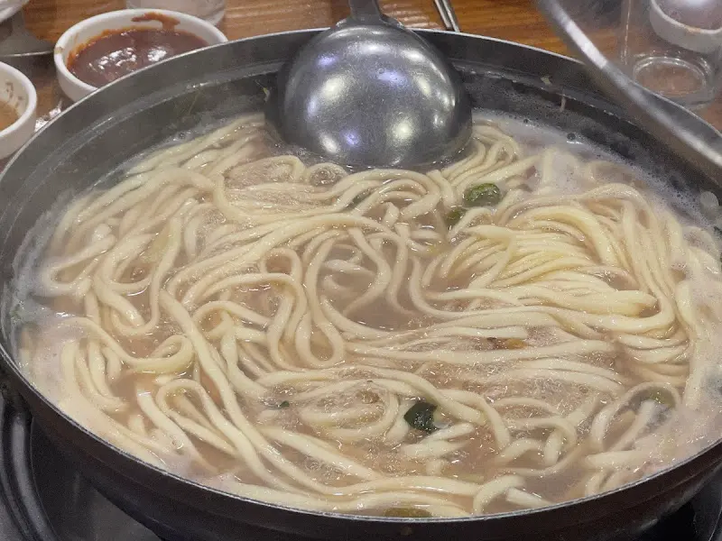 칼국수 면발이 살아있는 해물칼국수