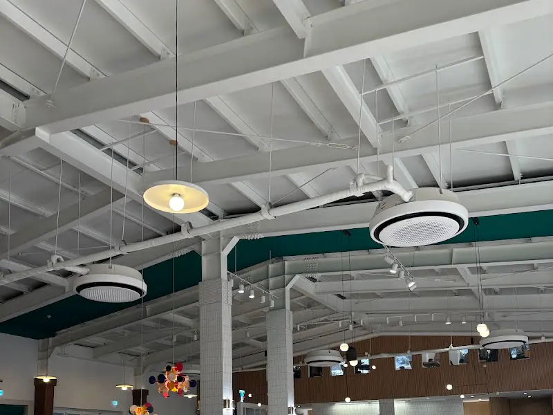 높은 천장과 넓은 공간