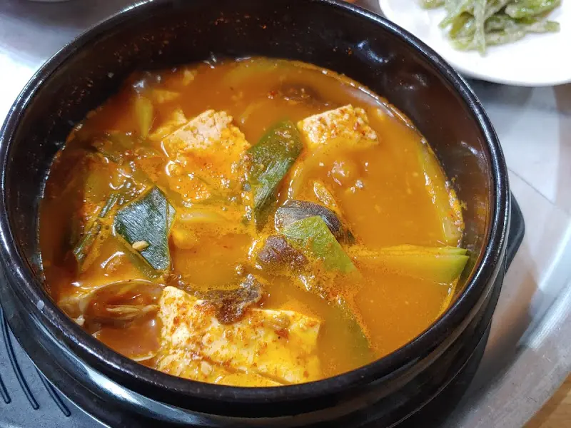 뚝배기에 담겨져 나온 된장찌개