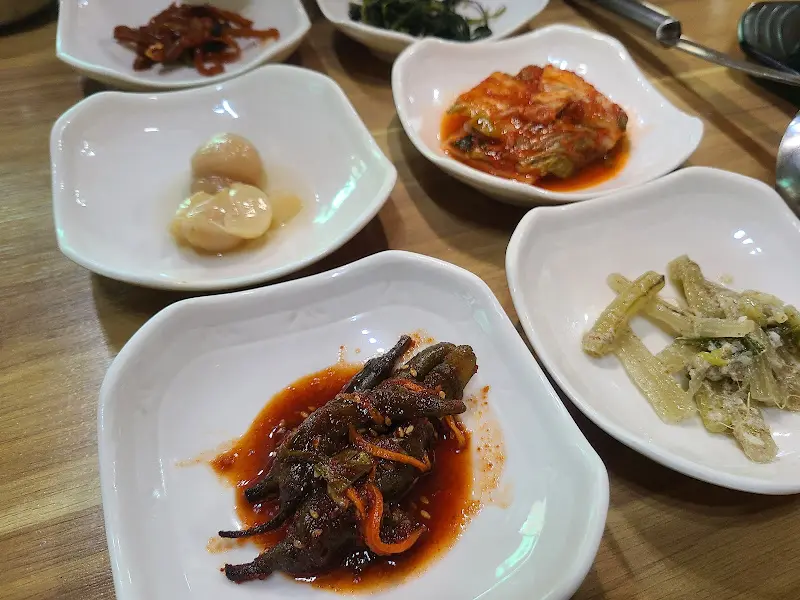 정갈하게 담겨 나온 다양한 반찬들