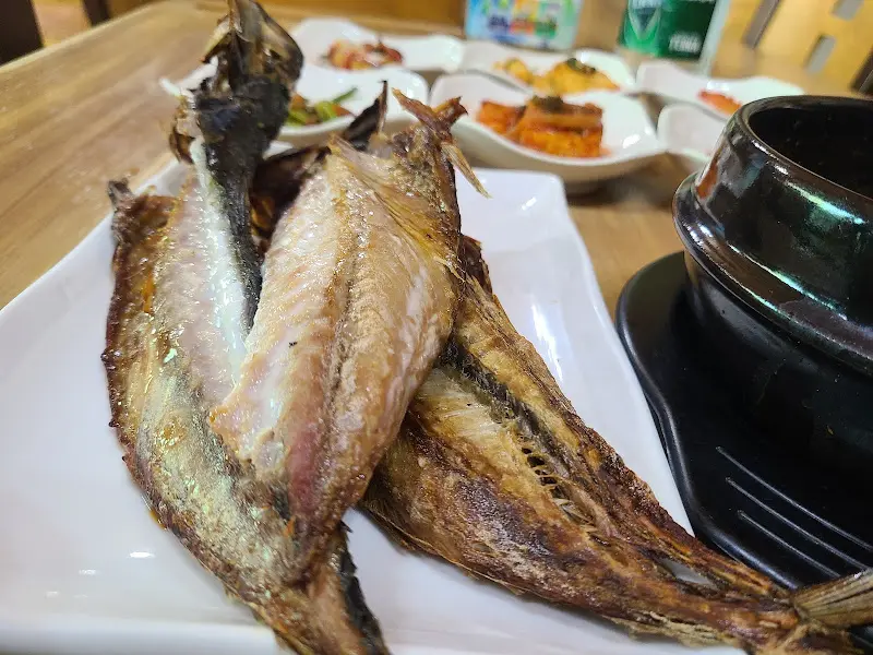 노릇하게 구워진 생선구이