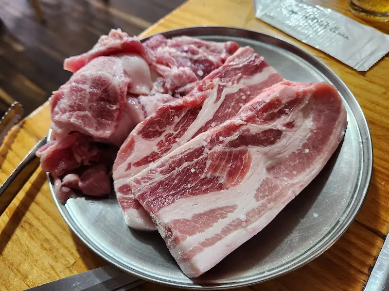 윤기가 흐르는 옥천숯불갈비의 특목살