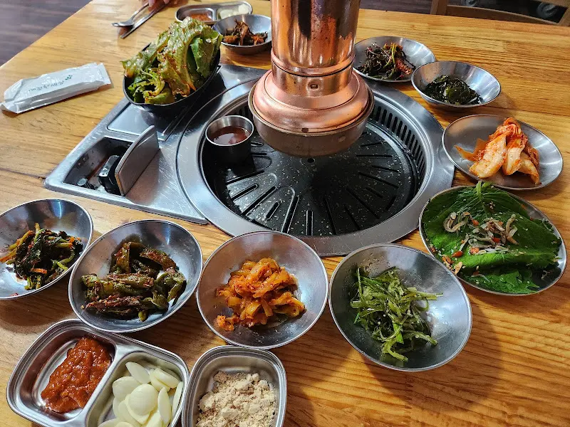 정갈하게 차려진 옥천숯불갈비의 밑반찬
