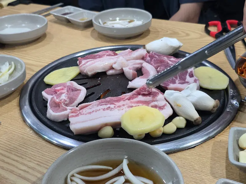 돼지고기를 굽는 모습