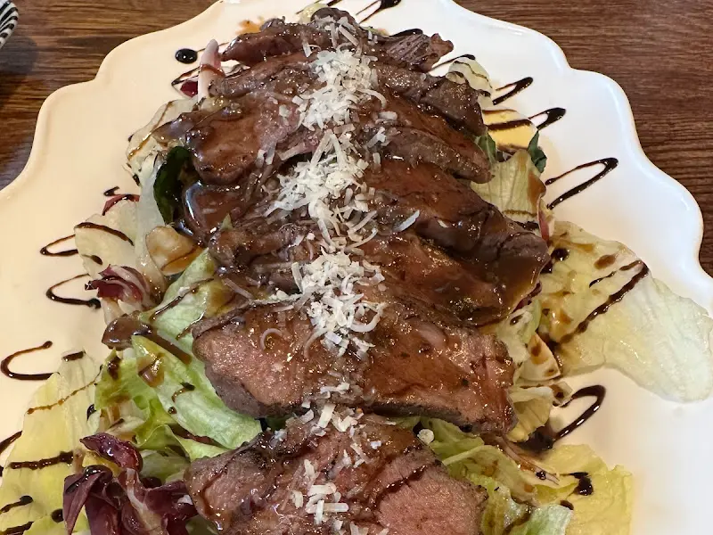 스테이크 샐러드 근접샷