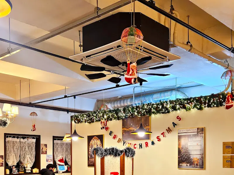 서양밥집 천장 장식