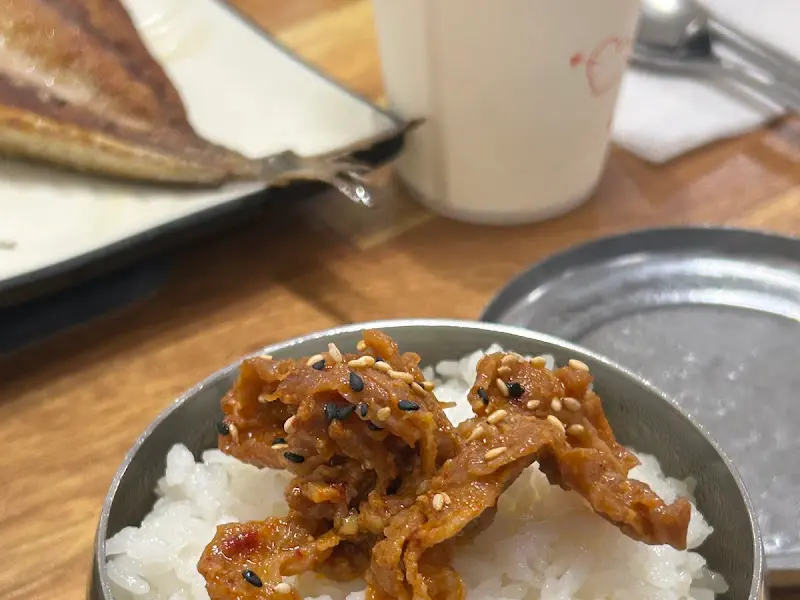 밥 위에 제육볶음을 올려 먹는 모습