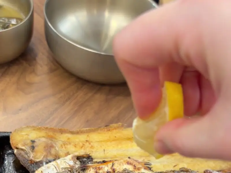 레몬즙 짜는 모습