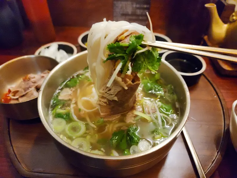 젓가락으로 면을 들어올린 모습