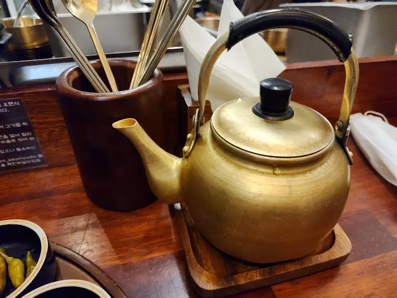 테이블에 놓인 주전자