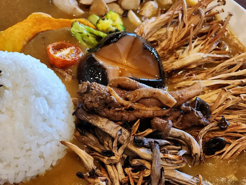 다채로운 버섯이 토핑된 버섯카레