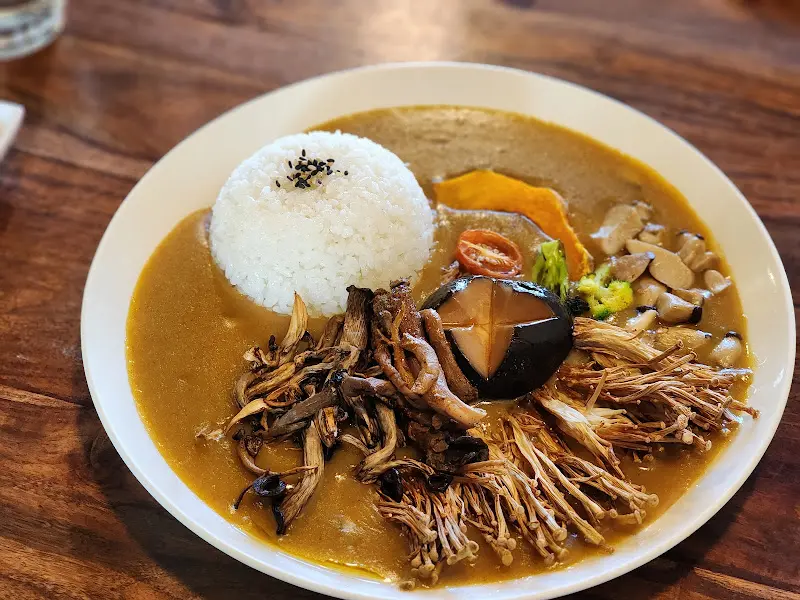 밥 위에 검은깨가 뿌려진 버섯카레