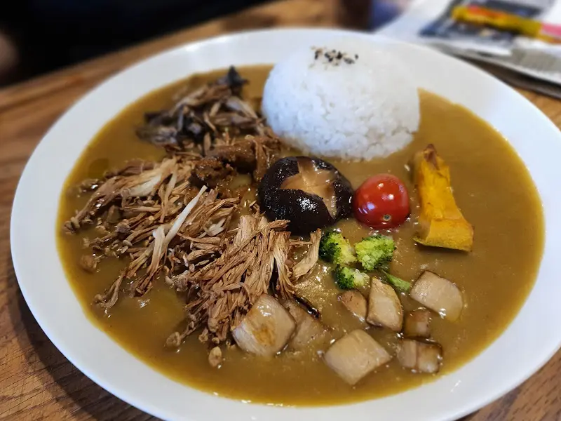 카레와 밥이 담겨져 있는 접시