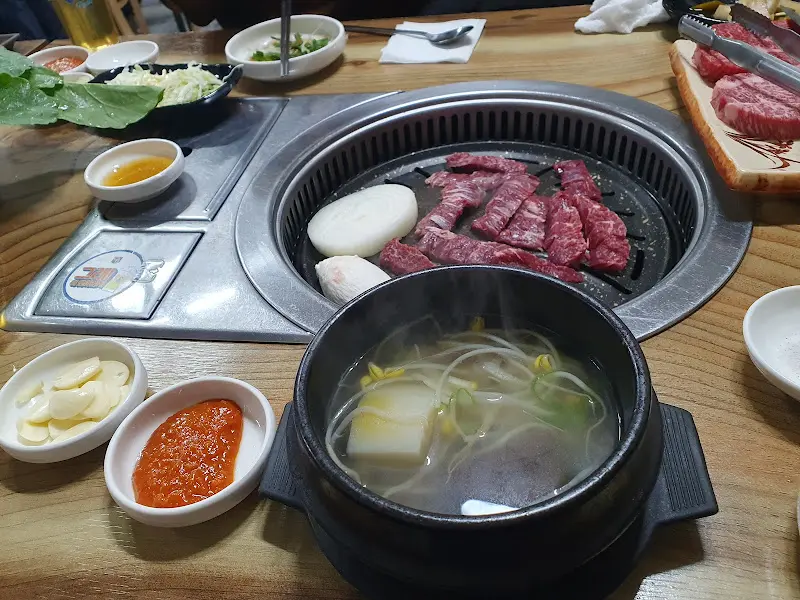 푸짐하게 차려진 테이블