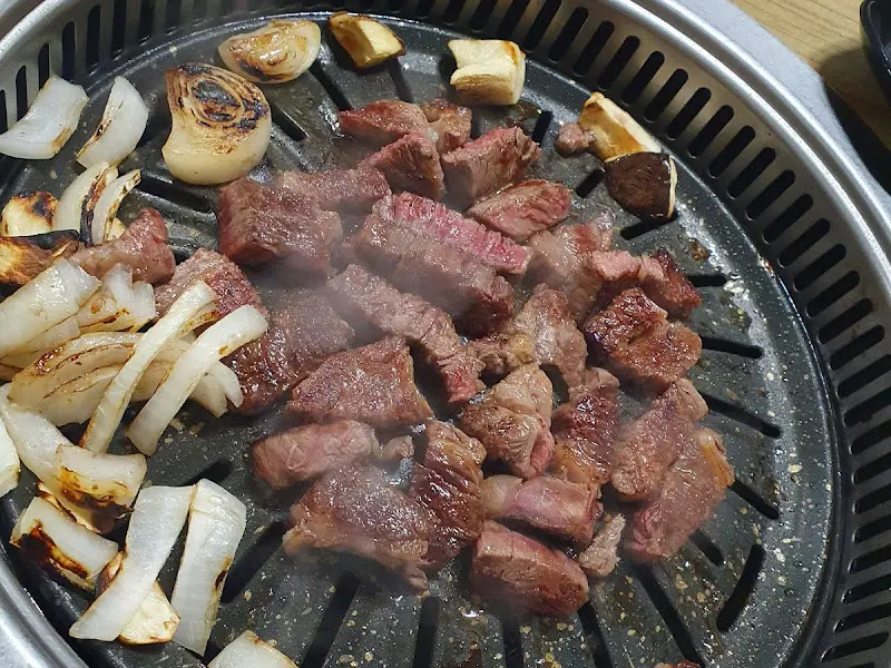 노릇노릇하게 구워진 생고기