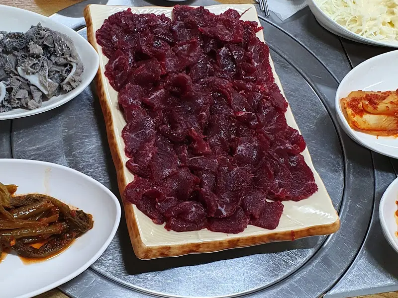 신선한 육회 한 접시