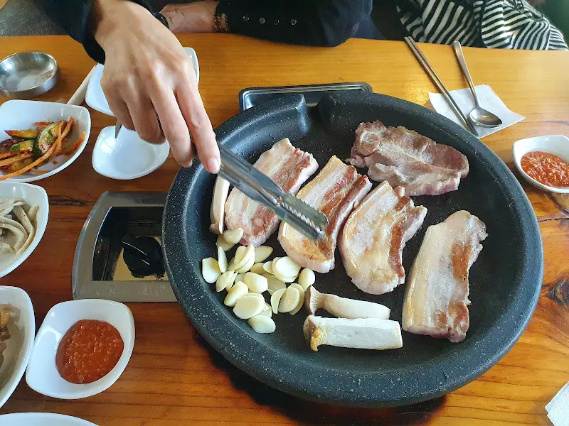 돌판 위 돼지고기