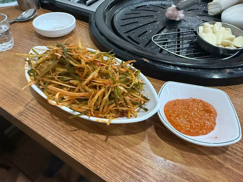 숯불 구이와 환상적인 조화를 이루는 파채 무침