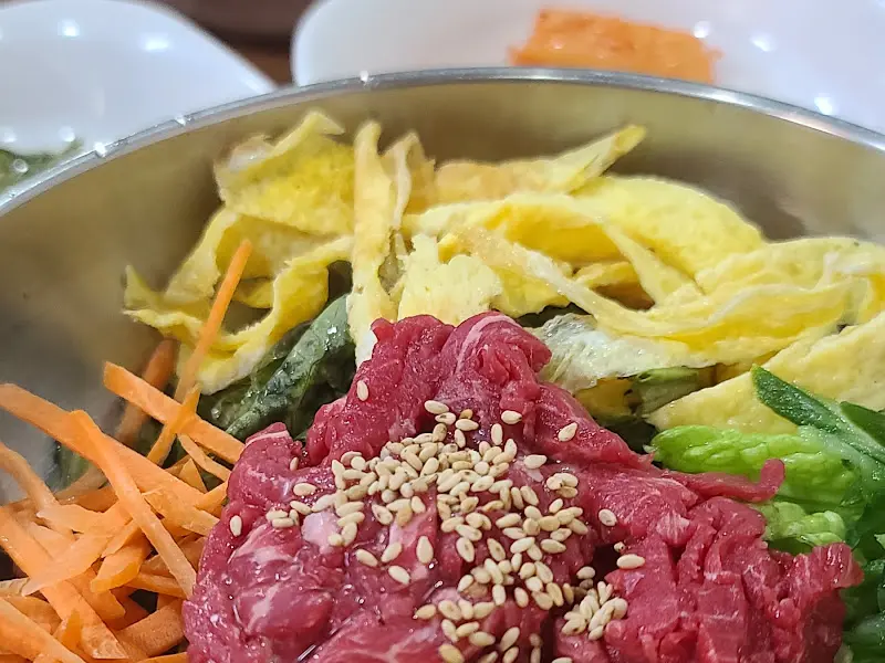 신선한 육회와 채소의 조화, 육회 비빔밥