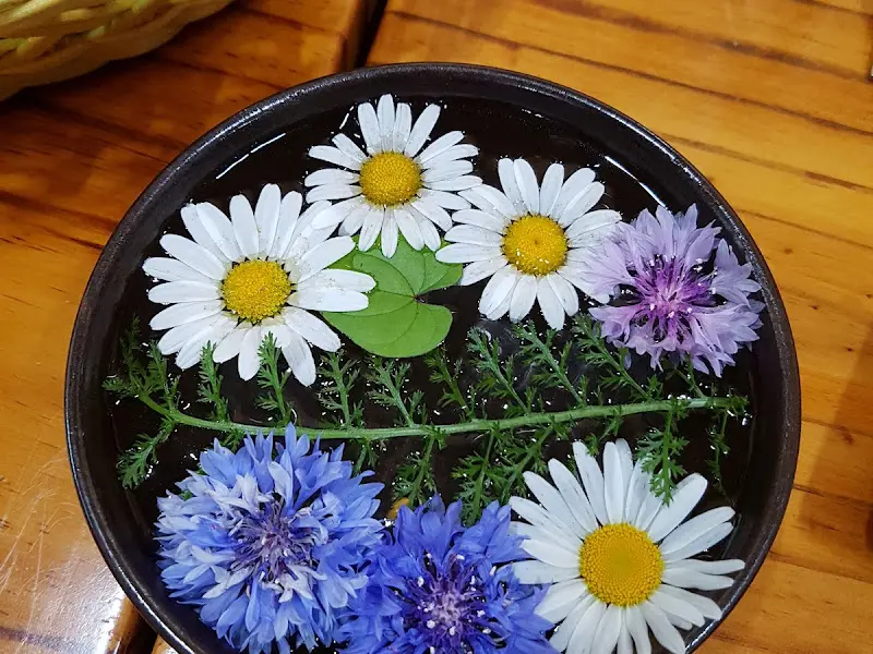 테이블 위의 꽃 장식