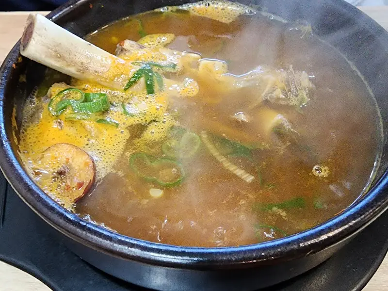 보글보글 끓는 갈비탕