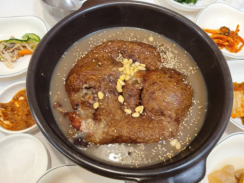 뽀얀 국물의 백숙