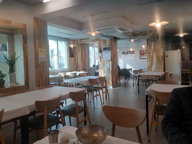 넓고 깔끔한 내부