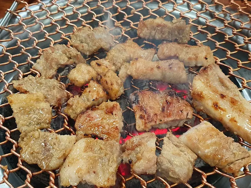 숯불 위에서 맛있게 익어가는 고기