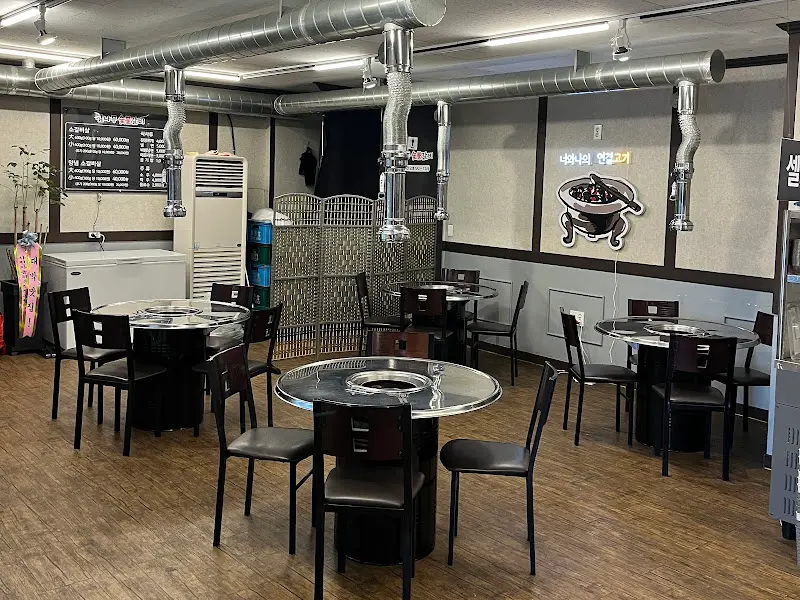 테이블 간 간격이 넓은 홀