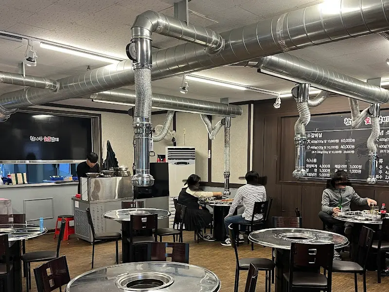 손님들로 가득한 매장