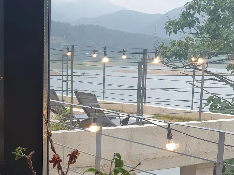 실내에서 바라본 옥정호 풍경