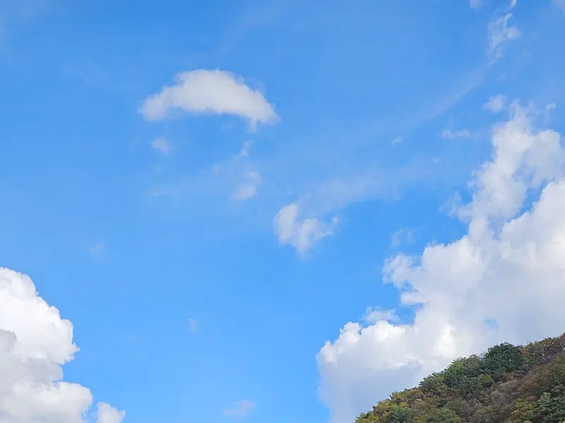 푸른 하늘과 뭉게구름이 아름다운 날씨.