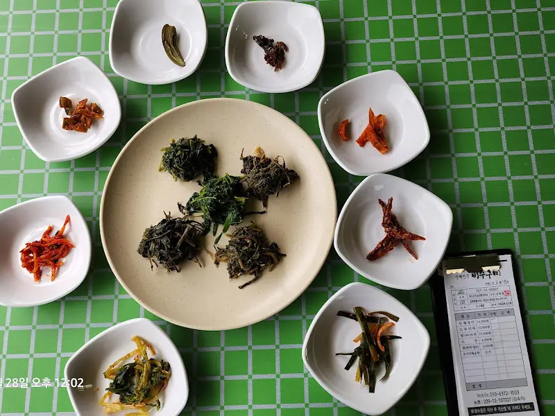 다채로운 산나물들이 정갈하게 담겨 나온다.