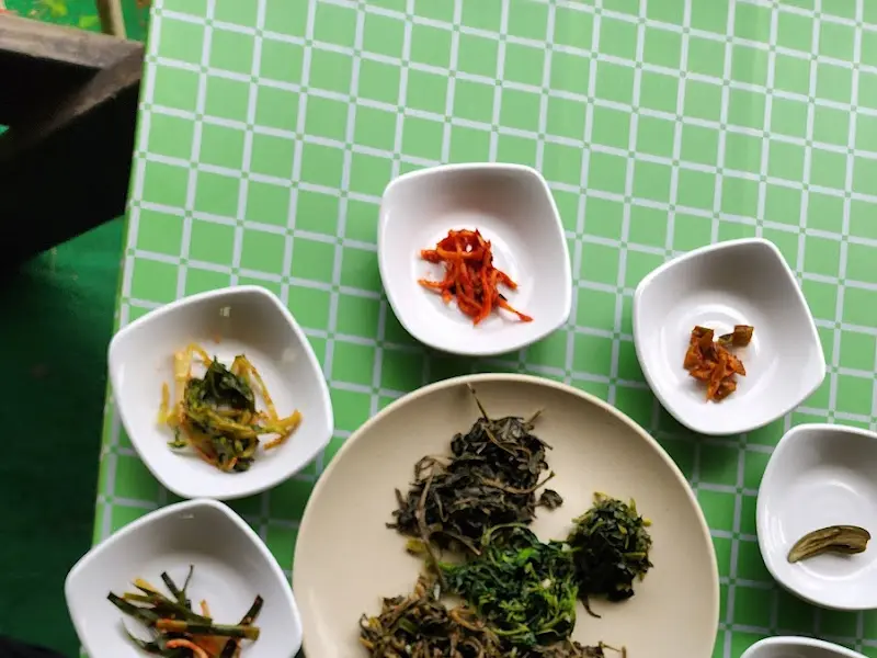 산나물 비빔밥에 곁들여지는 다양한 밑반찬들.