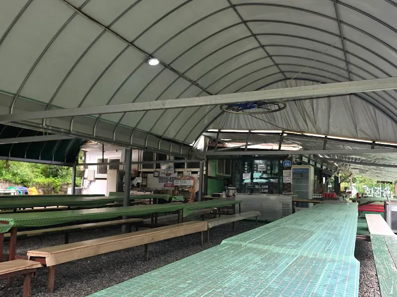 넓은 야외 테이블에서 식사를 즐길 수 있다.