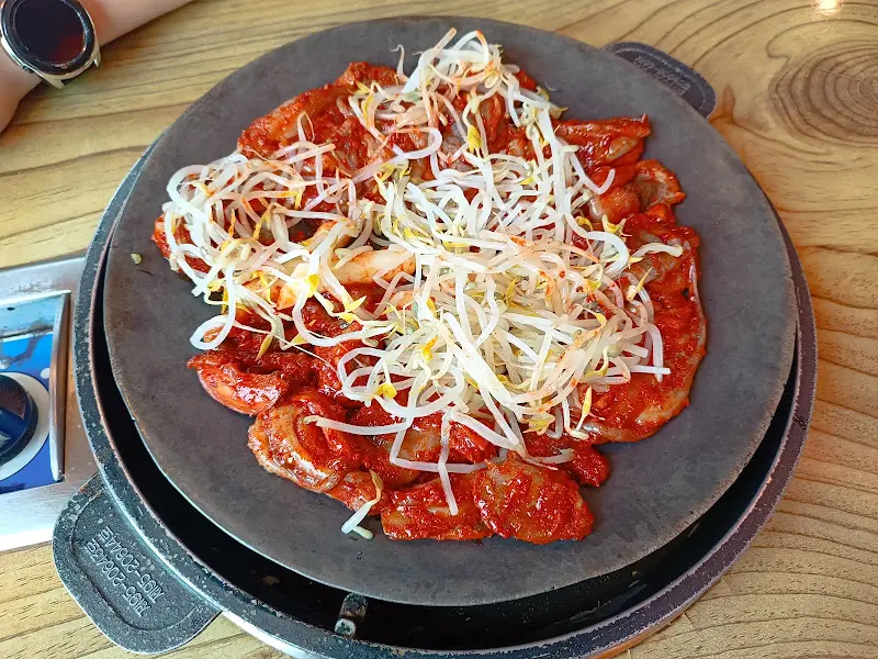 매콤한 쭈꾸미 볶음과 아삭한 콩나물의 조화