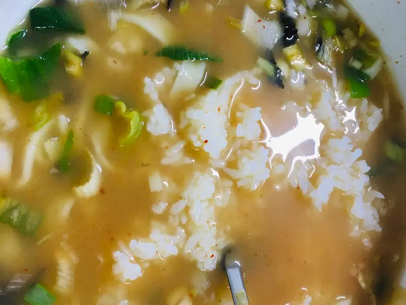 칼국수에 밥을 말아 먹는 모습