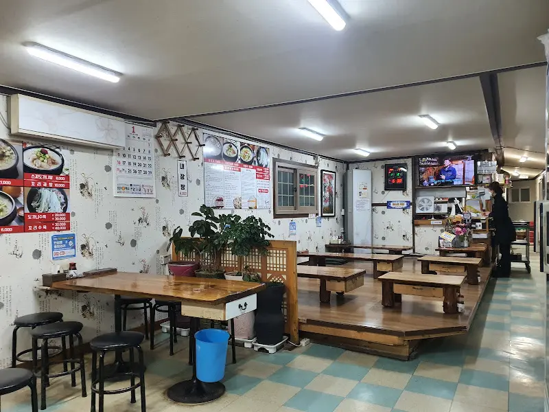 통나무식당 내부