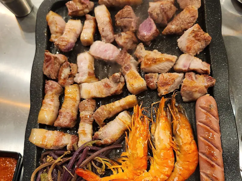 불판 위에서 익어가는 백돼지