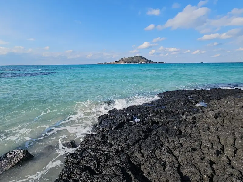검은 현무암과 에메랄드빛 바다