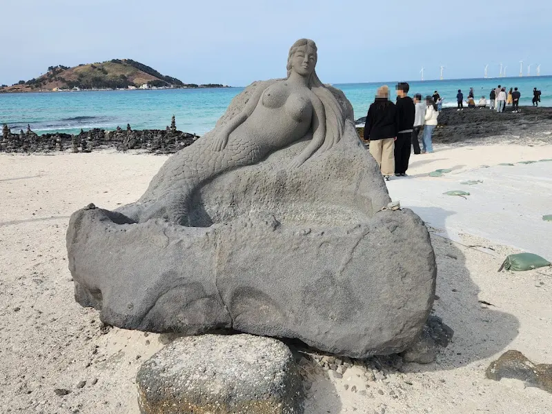 협재 해변의 조각상