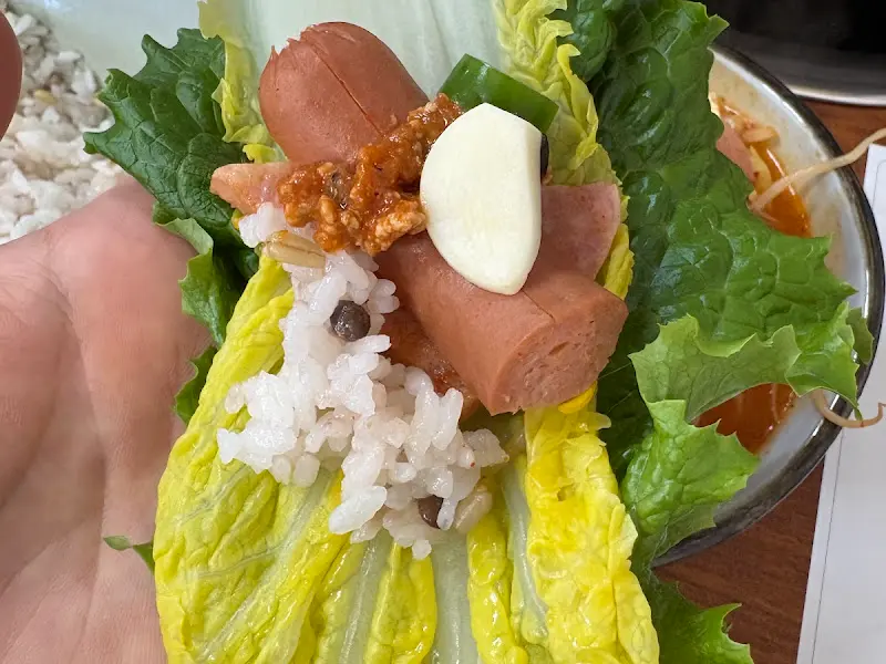 상추쌈에 싸 먹는 부대찌개