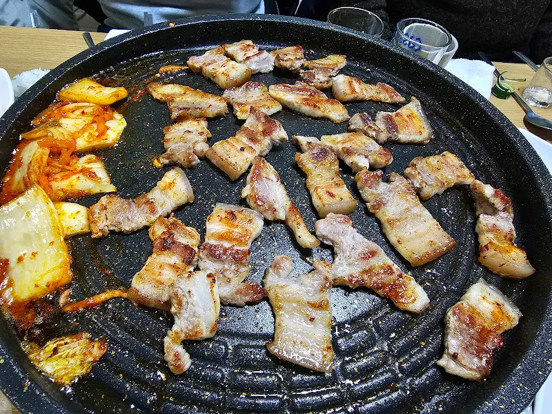 잘 구워진 삼겹살과 김치의 환상적인 조화