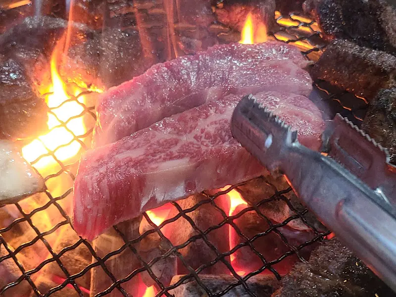 강렬한 불꽃 앞에서 익어가는 두툼한 고기