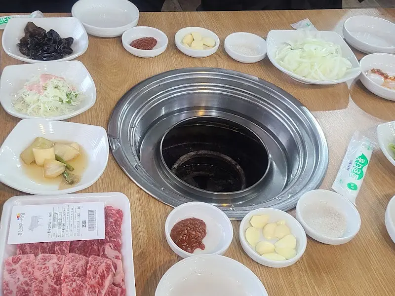 깔끔하게 차려진 테이블 세팅