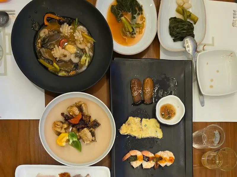 따뜻한 요리들이 가득한 두 번째 상차림