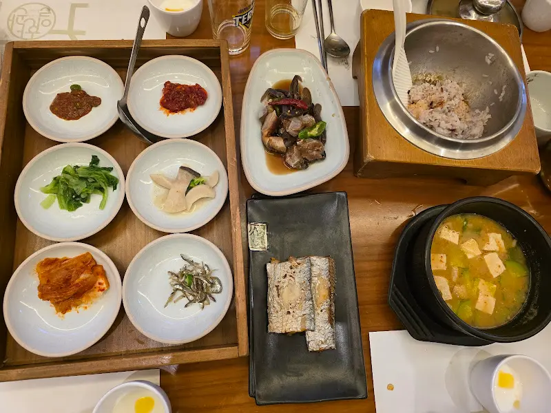 돌솥밥과 찌개, 다채로운 반찬으로 구성된 세 번째 상차림