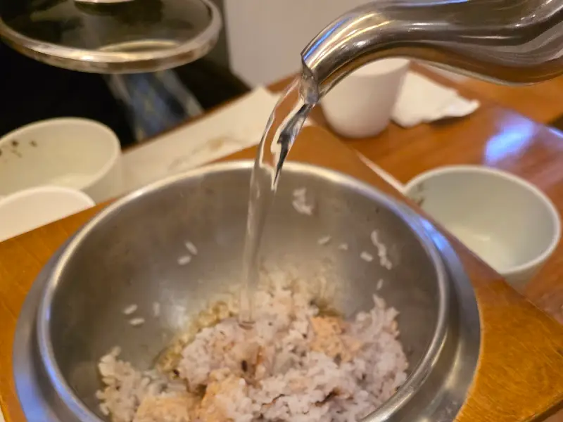 돌솥밥에 뜨거운 물을 부어 만든 누룽지