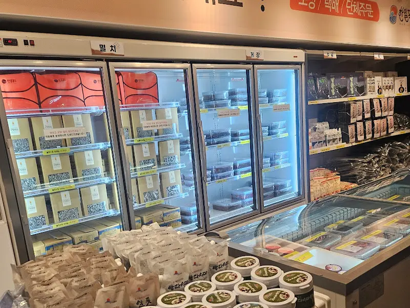 다양한 종류의 김치와 젓갈을 판매하는 매장